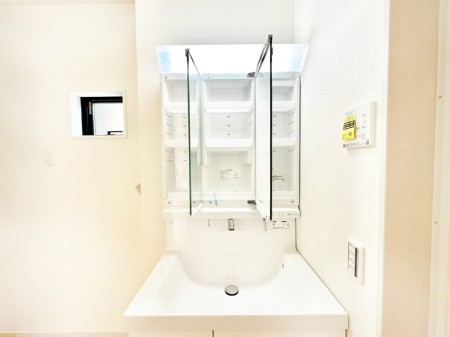 ���ʑ�E���ʏ� �O�ʋ��̗��ɁA���ϕi��q���p�i�Ȃǂ����[�\�B���ʑ����������ƕۂ��܂��I  