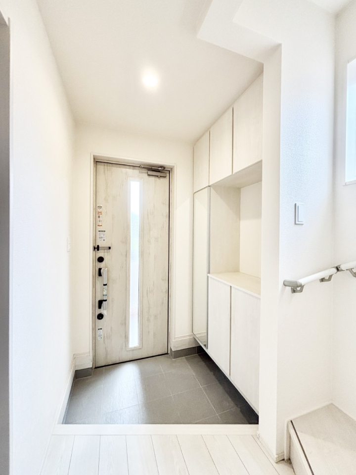 ���� �K���X�X���b�g�̓��������փh�A�������Ɍ���͂��Ă���܂�