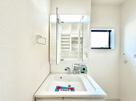 ���̑����� �O�ʋ��̗��ɁA���ϕi��q���p�i�Ȃǂ����[�\�B���ʑ����������ƕۂ��܂��I