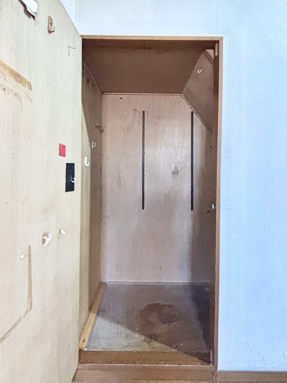 ���[ ���p�i�̃X�g�b�N�␅�Ȃǂ̔��~�Ɏg����K�i�����[�B