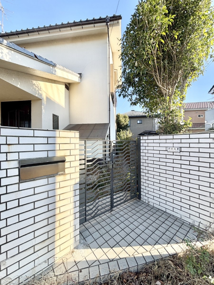 ���̑� �G���g�����X�ɂȂ��ރV���v���f�U�C���̖和 