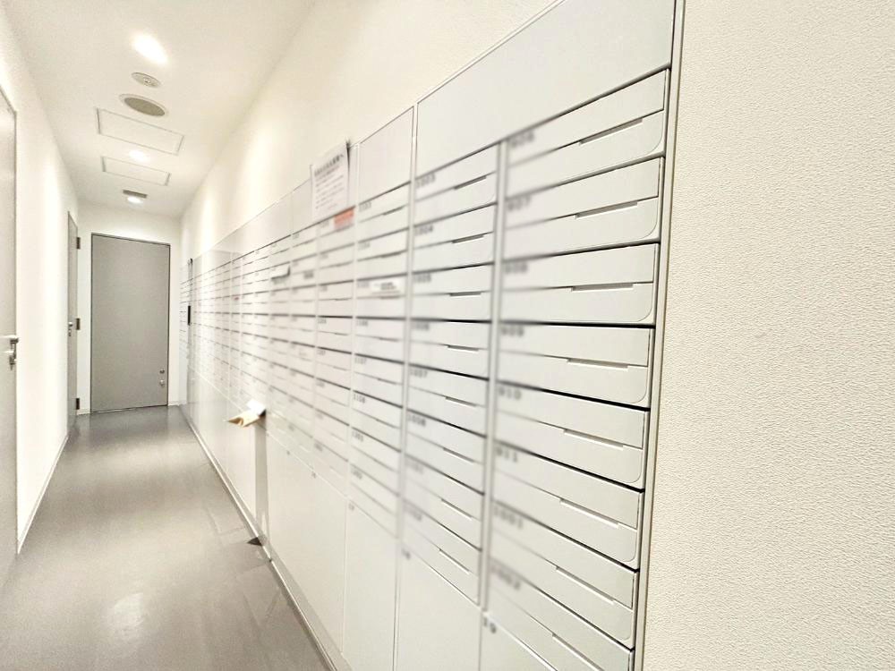 ���̑� �|�X�g�̓G���g�����X���ɂ���̂ŉJ�ɔG�ꂸ�X�ւ��󂯎��܂��ˁI