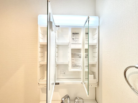 ���̑����� �O�ʋ��̗��ɁA���ϕi��q���p�i�Ȃǂ����[�\�B���ʑ����������ƕۂ��܂��I