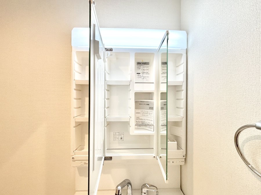 ���̑����� �O�ʋ��̗��ɁA���ϕi��q���p�i�Ȃǂ����[�\�B���ʑ����������ƕۂ��܂��I