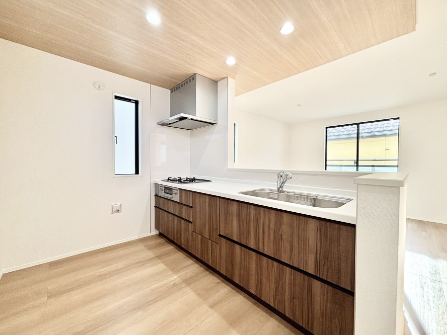 �L�b�`�� �u�₩�ȕ����ʂ蔲����L�b�`���B��������̂Ŗ��邭���C�ɂ��𗧂��܂��B�@