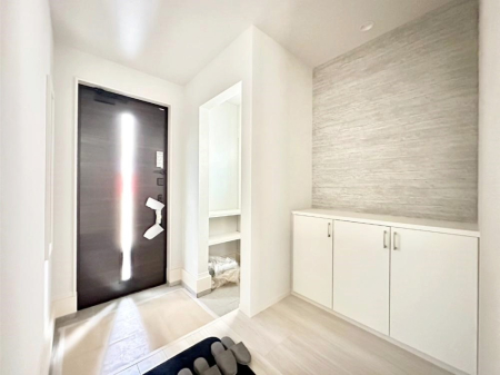 ���� �K���X�X���b�g�̓��������փh�A�������Ɍ���͂��Ă���܂�