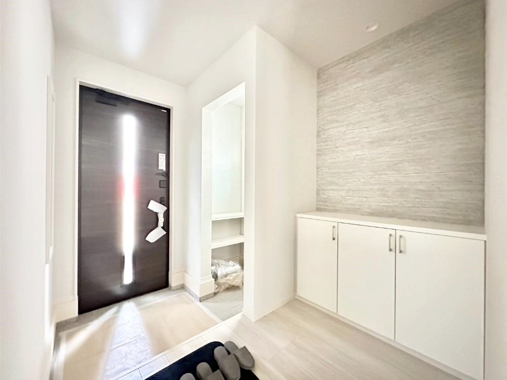 ���� �K���X�X���b�g�̓��������փh�A�������Ɍ���͂��Ă���܂�