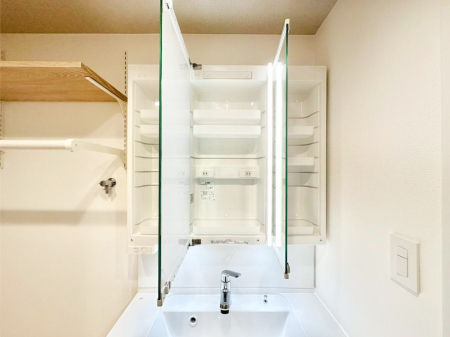 ���̑����� �O�ʋ��̗��ɁA���ϕi��q���p�i�Ȃǂ����[�\�B���ʑ����������ƕۂ��܂��I