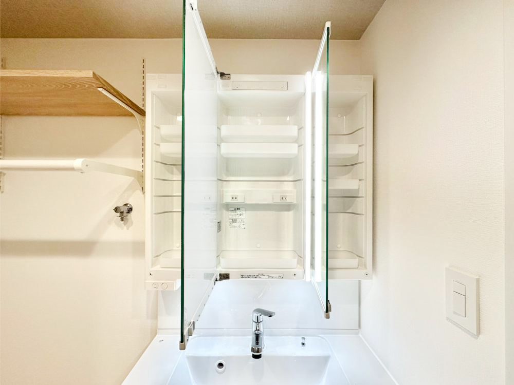 ���̑����� �O�ʋ��̗��ɁA���ϕi��q���p�i�Ȃǂ����[�\�B���ʑ����������ƕۂ��܂��I