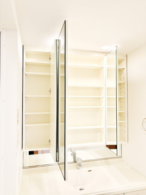 ���̑����� �O�ʋ��̗��ɁA���ϕi��q���p�i�Ȃǂ����[�\�B���ʑ����������ƕۂ��܂��I