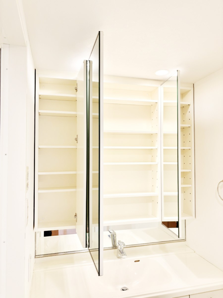 ���̑����� �O�ʋ��̗��ɁA���ϕi��q���p�i�Ȃǂ����[�\�B���ʑ����������ƕۂ��܂��I