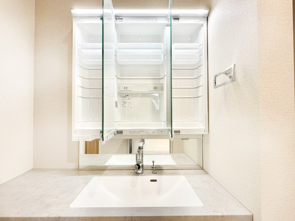 ���ʑ�E���ʏ� �O�ʋ��̗��ɁA���ϕi��q���p�i�Ȃǂ����[�\�B���ʑ����������ƕۂ��܂��I  