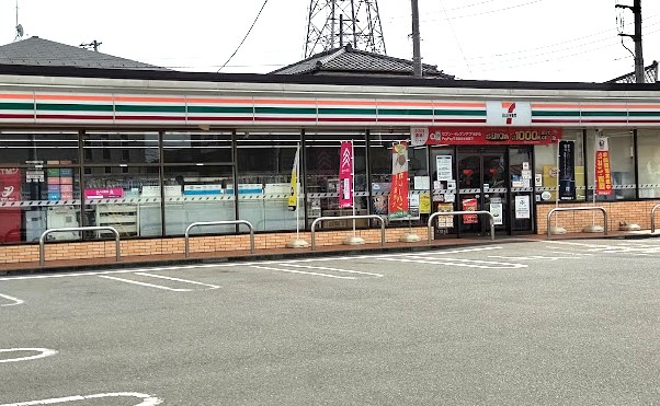 ���ӊ� �R���r�j 300m �Z�u��-�C���u�� �˓c���ڒ��w�Z�O�X