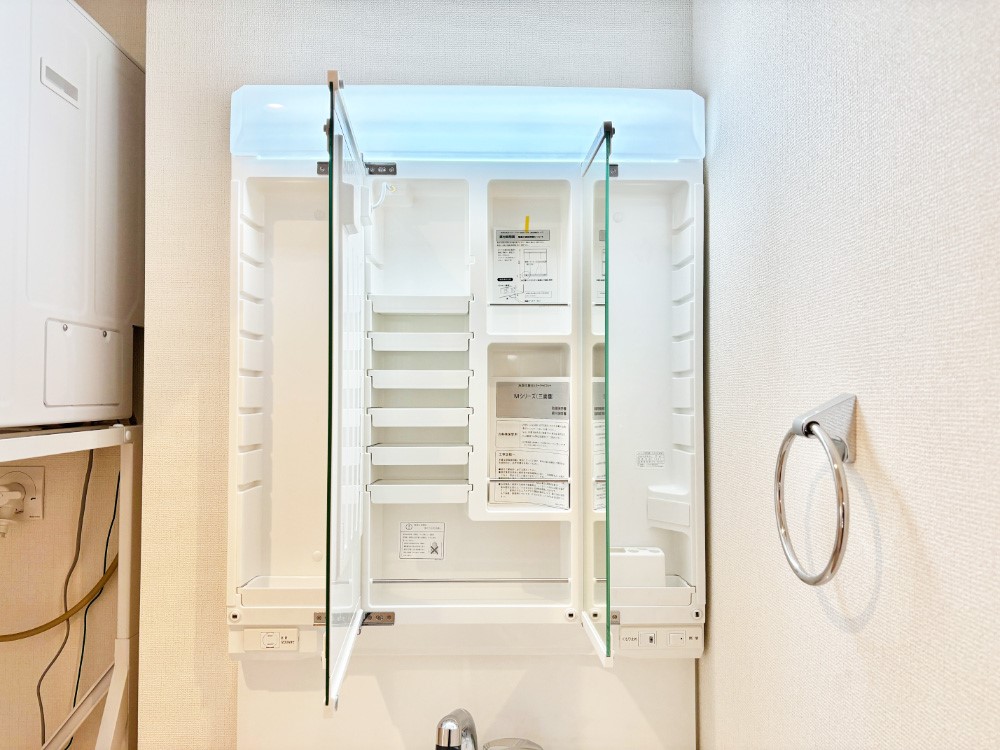 ���̑����� �O�ʋ��̗��ɁA���ϕi��q���p�i�Ȃǂ����[�\�B���ʑ����������ƕۂ��܂��I