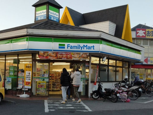 ���ӊ� �R���r�j 300m �t�@�~���[�}�[�g ���킮���ђ˓X