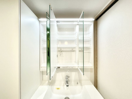 ���̑����� �O�ʋ��̗��ɁA���ϕi��q���p�i�Ȃǂ����[�\�B���ʑ����������ƕۂ��܂��I