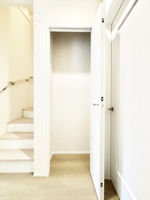 ���[ ���փz�[�����[�B�����Ղ�̎��[�X�y�[�X�ŉ��K�ɕ�点�����B