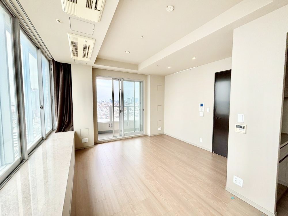 ���r���O ���R������荞�܂�A�Ƒ��c���̏ꏊ�𖾂邭���o  