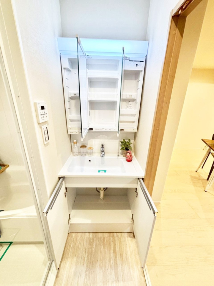 ���̑����� �O�ʋ��̗��ɁA���ϕi��q���p�i�Ȃǂ����[�\�B���ʑ����������ƕۂ��܂��I