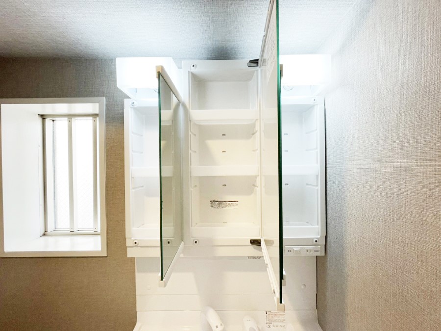 ���̑����� �O�ʋ��̗��ɁA���ϕi��q���p�i�Ȃǂ����[�\�B���ʑ����������ƕۂ��܂��I