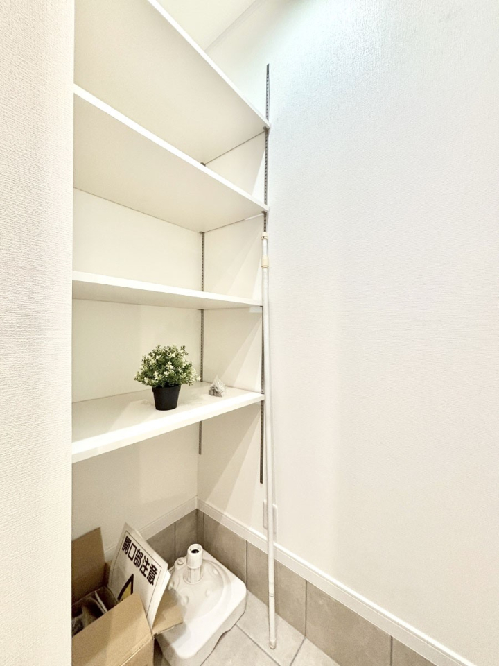 ���[ �V���[�Y�C���N���[�N�t���I�J���x�r�[�J�[���u���܂��B 