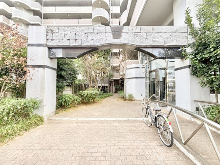 �G���g�����X �O�� �Y��ȃG���g�����X�́A���Z�҂�D�����}������Ă���܂�  