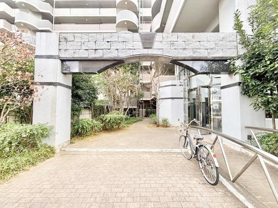 �G���g�����X �O�� �Y��ȃG���g�����X�́A���Z�҂�D�����}������Ă���܂�  