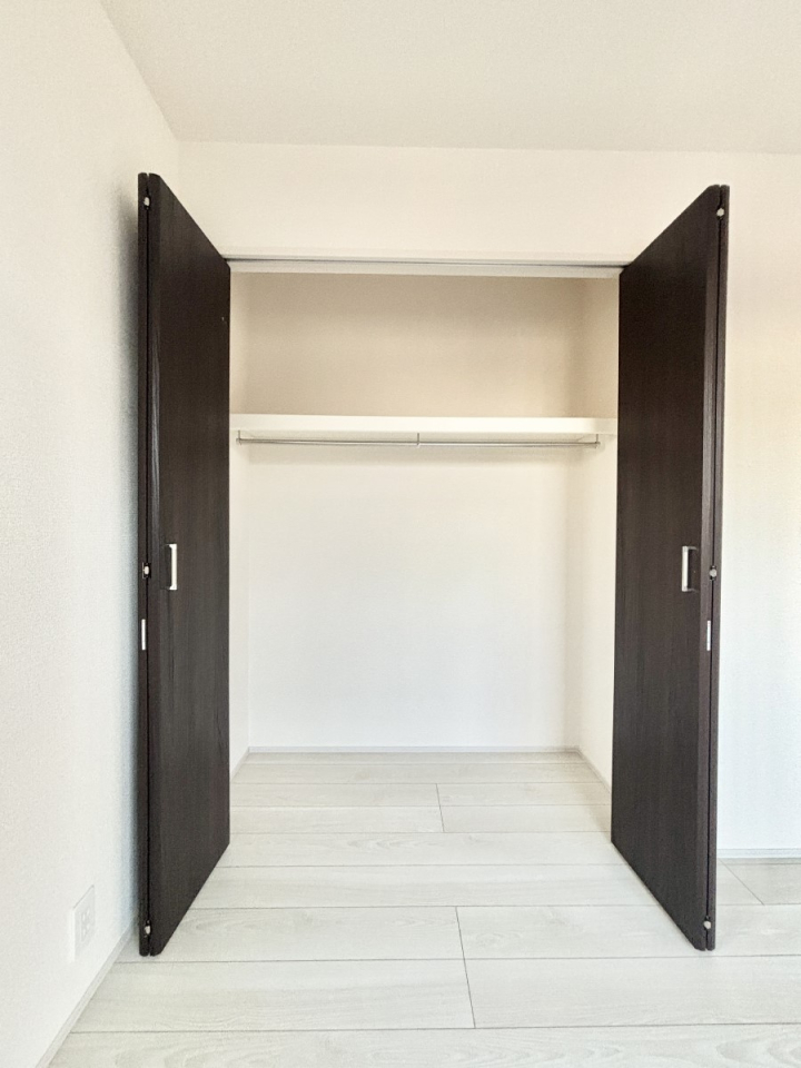 ���[ �m���̃N���[�[�b�g�B���s��������̂Ō���̈ߗނ�����������܂�܂��B