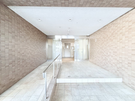 �G���g�����X �O�� �Y��ȃG���g�����X�́A���Z�҂�D�����}������Ă���܂�  