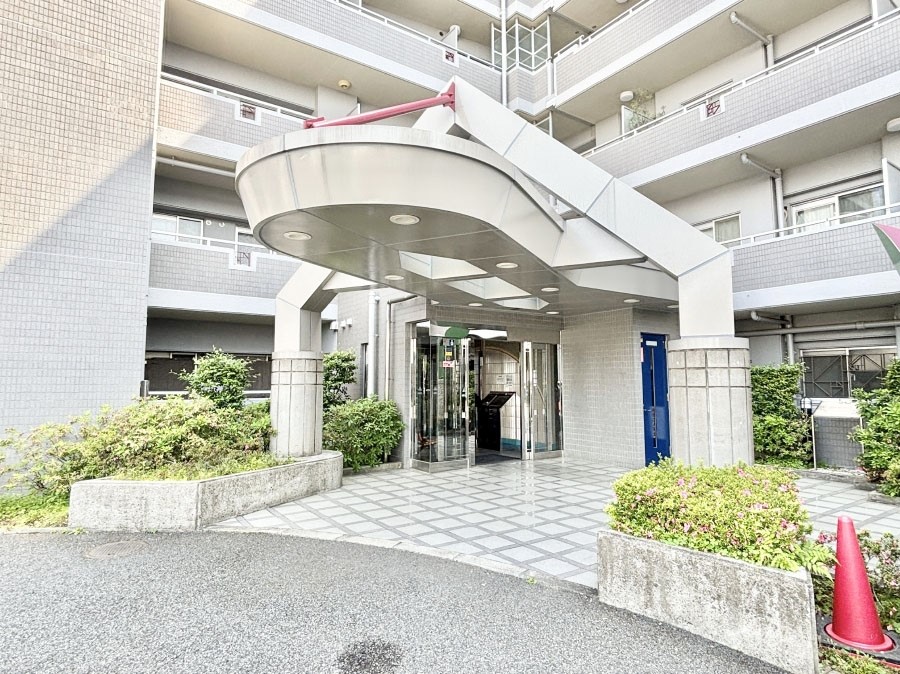 �G���g�����X �O�� �Y��ȃG���g�����X�́A���Z�҂�D�����}������Ă���܂�  