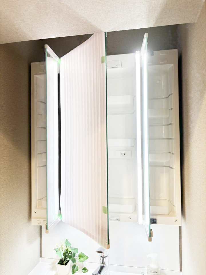 ���̑����� �O�ʋ��̗��ɁA���ϕi��q���p�i�Ȃǂ����[�\�B���ʑ����������ƕۂ��܂��I