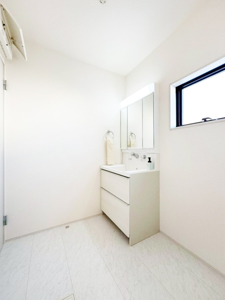 ���̑� ����������z���C�g�J���[����Ƃ��������h���[�X�y�[�X