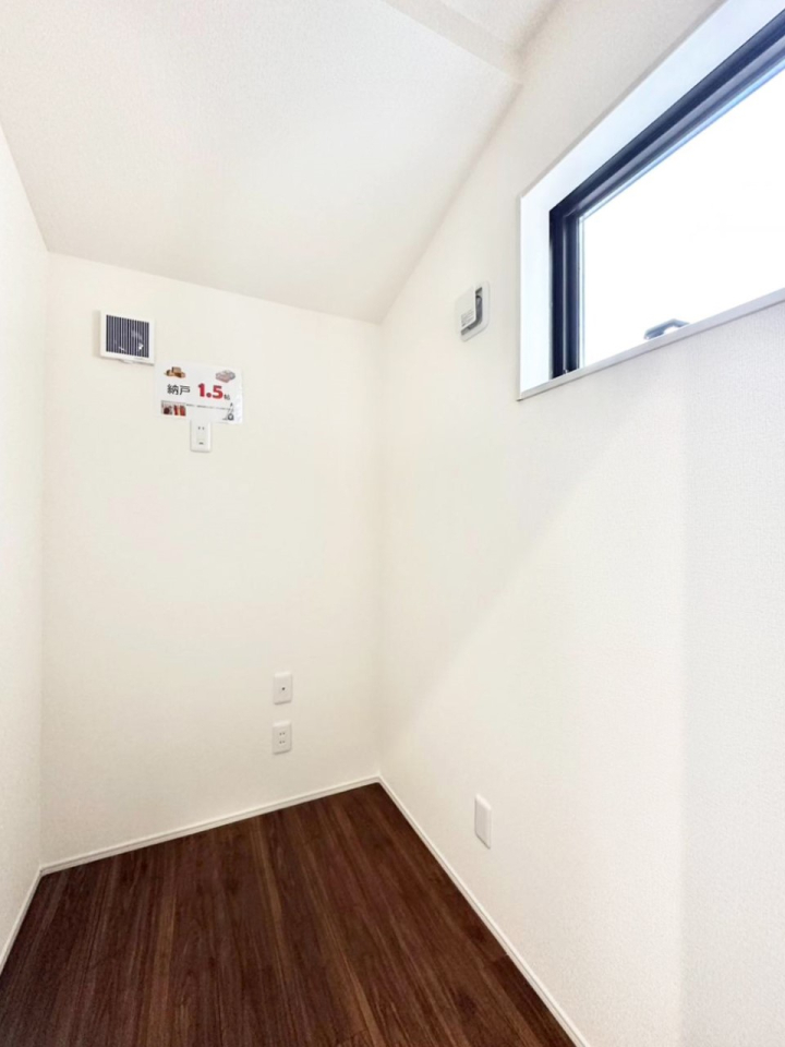 ���̑� 2�K�̔[�˂͎��[�ق��ɂ��A�C�f�A����ŉ��K��Ԃɑ�ϐg�I