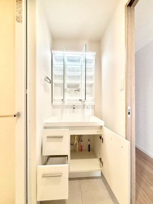 ���̑����� �O�ʋ��̗��ɁA���ϕi��q���p�i�Ȃǂ����[�\�B���ʑ����������ƕۂ��܂��I