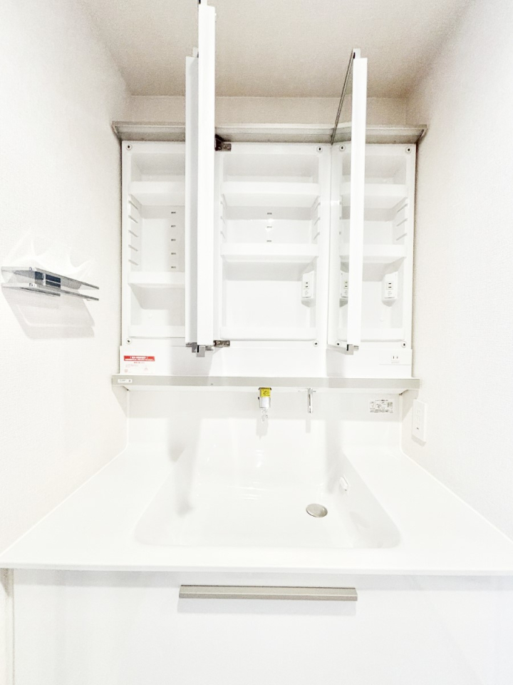 ���̑����� �O�ʋ��̗��ɁA���ϕi��q���p�i�Ȃǂ����[�\�B���ʑ����������ƕۂ��܂��I