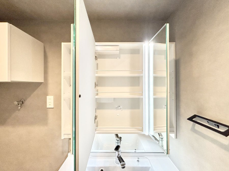 ���̑����� �O�ʋ��̗��ɁA���ϕi��q���p�i�Ȃǂ����[�\�B���ʑ����������ƕۂ��܂��I