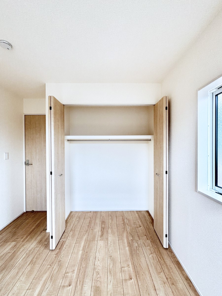 ���[ �m���̃N���[�[�b�g�B���s��������̂Ō���̈ߗނ�����������܂�܂��B