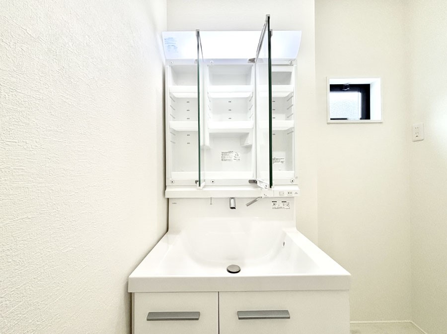 ���̑����� �O�ʋ��̗��ɁA���ϕi��q���p�i�Ȃǂ����[�\�B���ʑ����������ƕۂ��܂��I