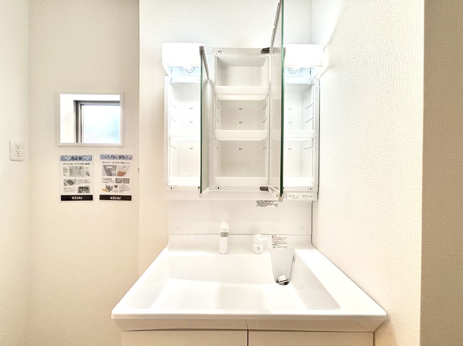 ���̑����� �O�ʋ��̗��ɁA���ϕi��q���p�i�Ȃǂ����[�\�B���ʑ����������ƕۂ��܂��I