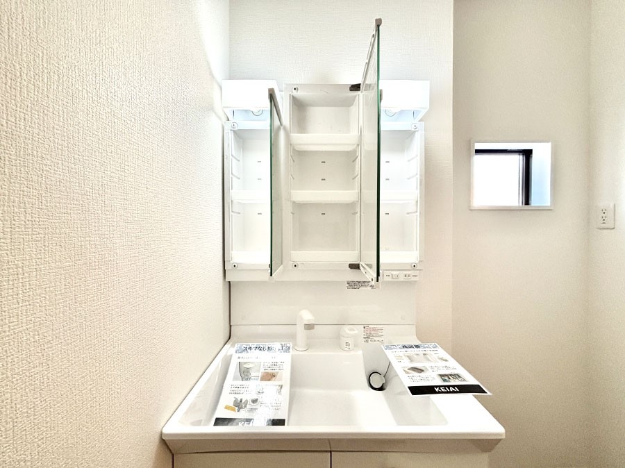 ���̑����� �O�ʋ��̗��ɁA���ϕi��q���p�i�Ȃǂ����[�\�B���ʑ����������ƕۂ��܂��I