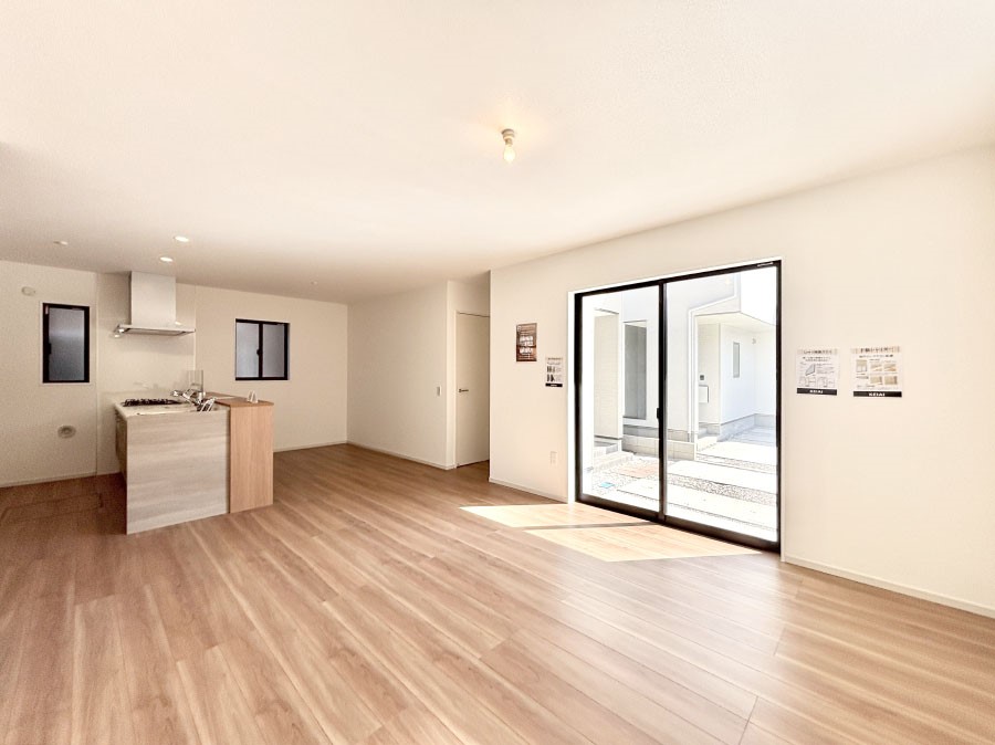 ���r���O ���邢�z���������A�����̕��͋C�ɖ�������郊�r���O�E�_�C�j���O�B 