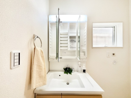 ���ʑ�E���ʏ� �O�ʋ��̗��ɁA���ϕi��q���p�i�Ȃǂ����[�\�B���ʑ����������ƕۂ��܂��I  