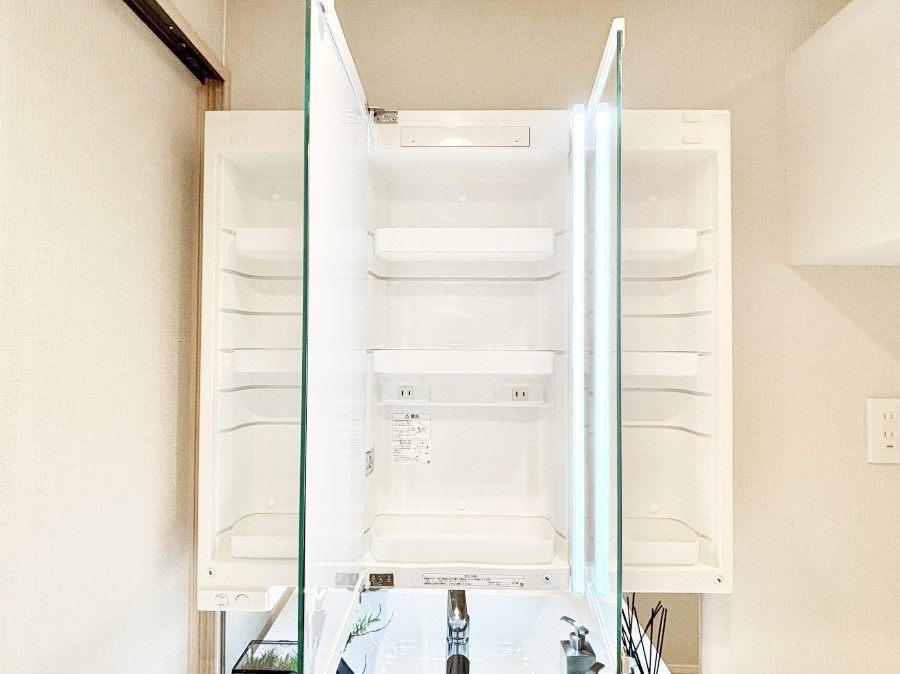 ���̑����� �O�ʋ��̗��ɁA���ϕi��q���p�i�Ȃǂ����[�\�B���ʑ����������ƕۂ��܂��I