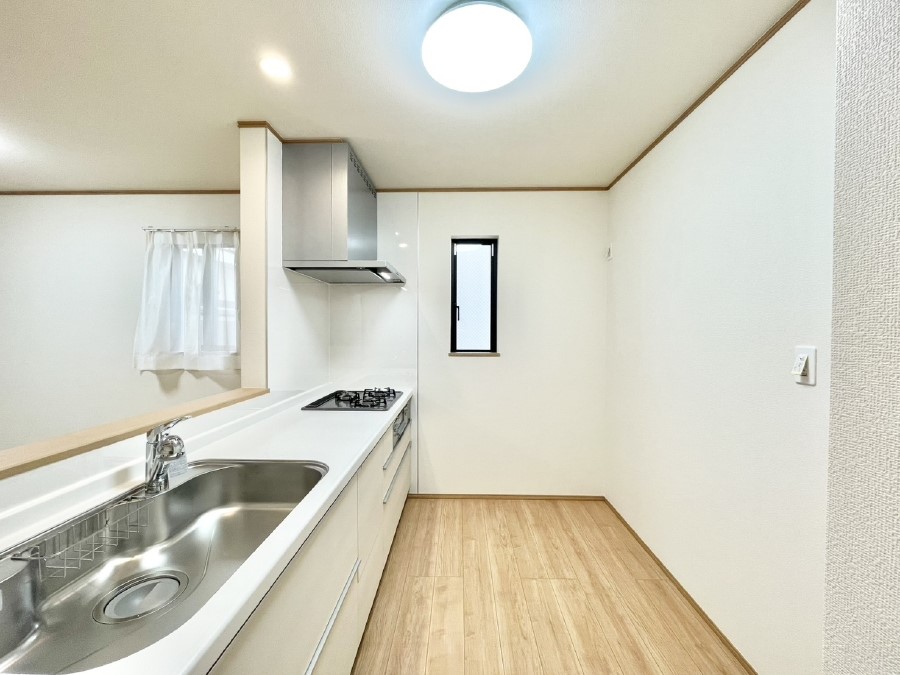 �L�b�`�� �u�₩�ȕ����ʂ蔲����L�b�`���B��������̂Ŗ��邭���C�ɂ��𗧂��܂��B