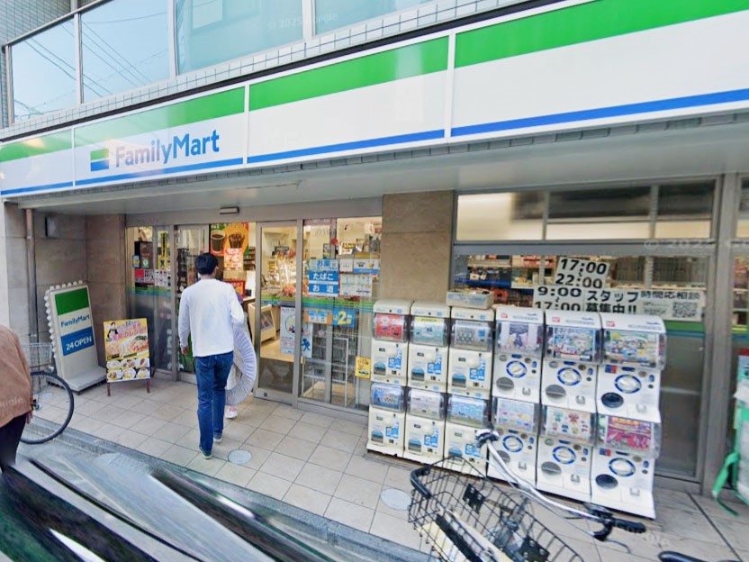 ���ӊ� �R���r�j 300m �t�@�~���[�}�[�g �Ŗ����w����X