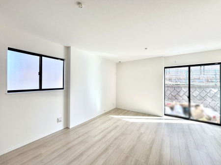 ���r���O ���邢�z���������A�����̕��͋C�ɖ�������郊�r���O�E�_�C�j���O�B 