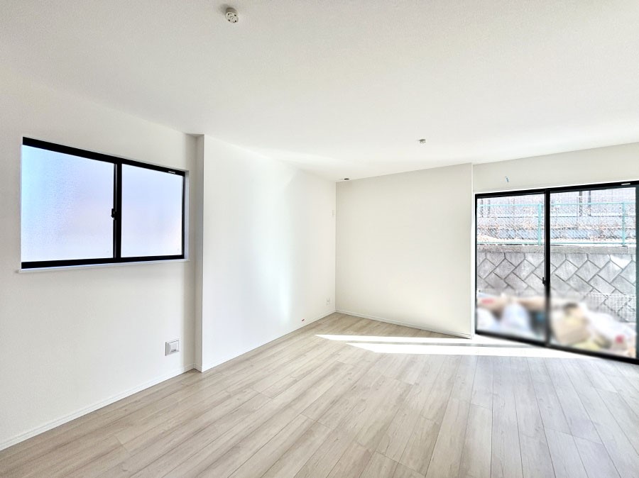 ���r���O ���邢�z���������A�����̕��͋C�ɖ�������郊�r���O�E�_�C�j���O�B 