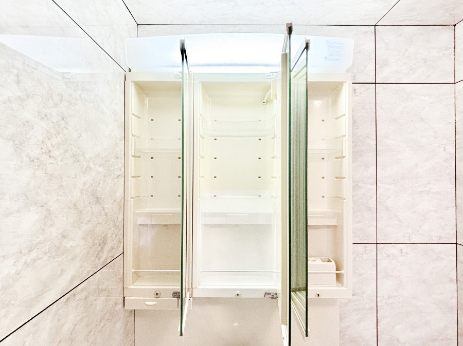 ���̑����� �O�ʋ��̗��ɁA���ϕi��q���p�i�Ȃǂ����[�\�B���ʑ����������ƕۂ��܂��I