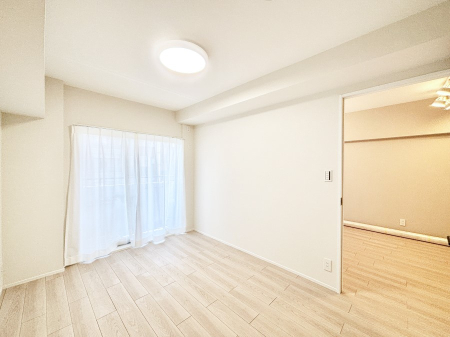 ���̑����� ���r���O�ɗאڂ����m���B�����˂��J������ƃ��r���O�ƌq����e���̋�Ԃɕϐg�I�@