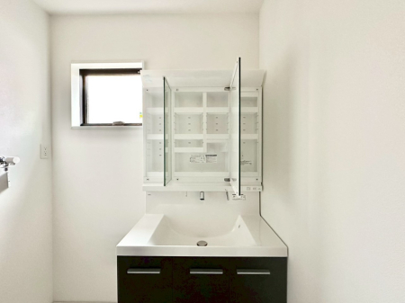 ���̑����� �O�ʋ��̗��ɁA���ϕi��q���p�i�Ȃǂ����[�\�B���ʑ����������ƕۂ��܂��I